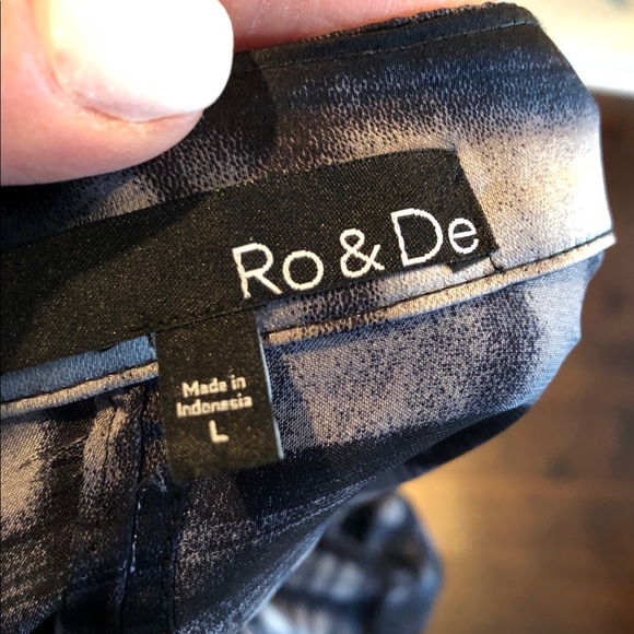 Ro & De Split Back Blouse - Picture 6 of 6